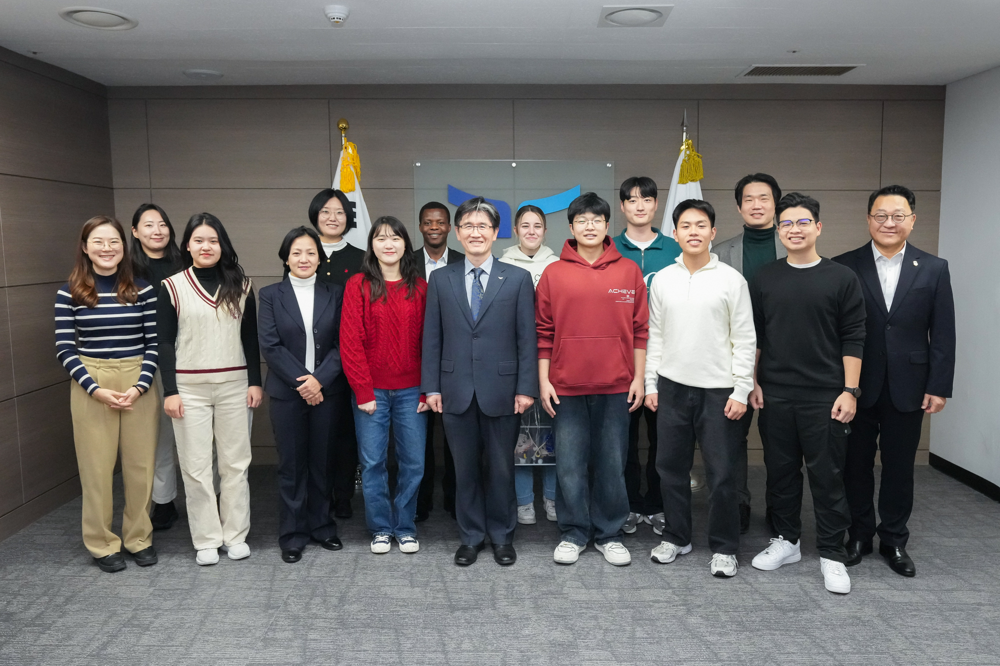 오동운처장과 경찰대학 해외유학생 약10명이 서서 웃고 있는 모습