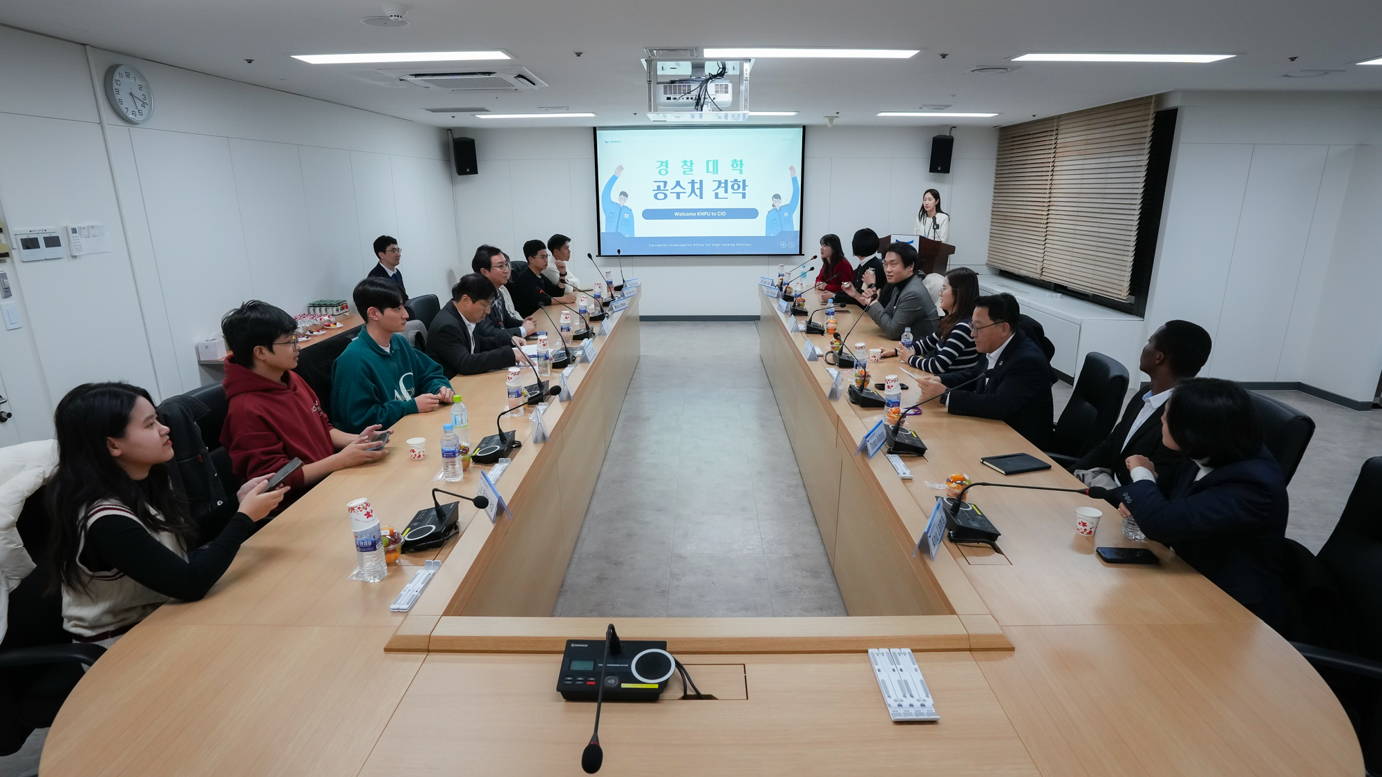 경찰대학 공수처 견학의 대한 강의를 듣고 있는 학생들의 모습